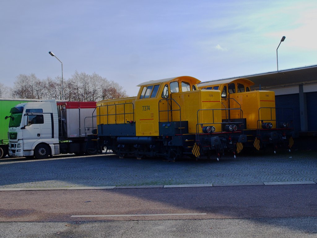 Die frisch restaurierten und in Gelb gespritzten belgischen 7374 und 7363.  Die Loks stehen zur Zeit auf dem Autobahngrenzbergang Lichtenbusch an der A44 auf dem Parkplatz. Sie sollten aus Belgien nach Italien per Lkw auf Tiefladern transportiert werden. Bei einer Kontrolle am Zoll in Lichtenbusch bei der Einreise nach Deutschland fiel den Beamten auf, das die ca. 50to. schweren Lok´s auf Tiefladern standen die max. 28to. tragen drfen. Das war das vorlufige ende der Reise in den Sden. Nun stehen die zwei auf Balken statt auf Schienen auf dem Parkplatz der Zollanlage und warten auf ein Fahrzeug das diese Last tragen kann. Aufnahme vom 20.11.2010. 