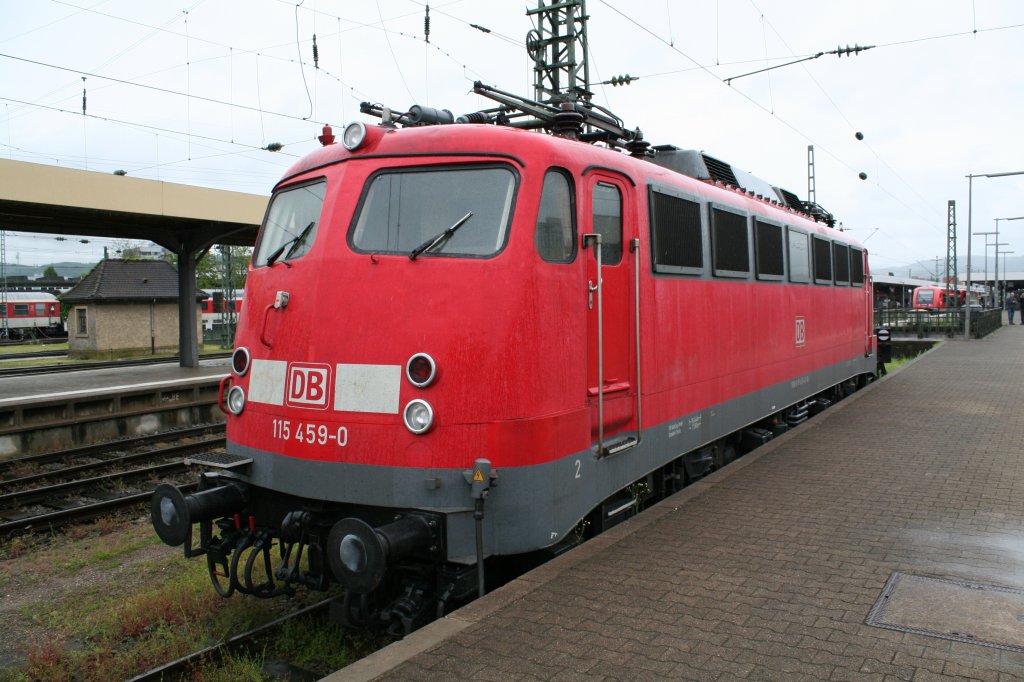 Die frisch revidierte 115 459-0 war ber eine Woche lang mit verdrehten Radreifen in Basel Bad. Bf abgestellt. Dieses Bild entstand am 22.05.13. Am 24.05.13 stand an selber Position allerdings dann 110 491-8, welche einen Pilgersonderzug aus Nrnberg nach Lourdes brachte.