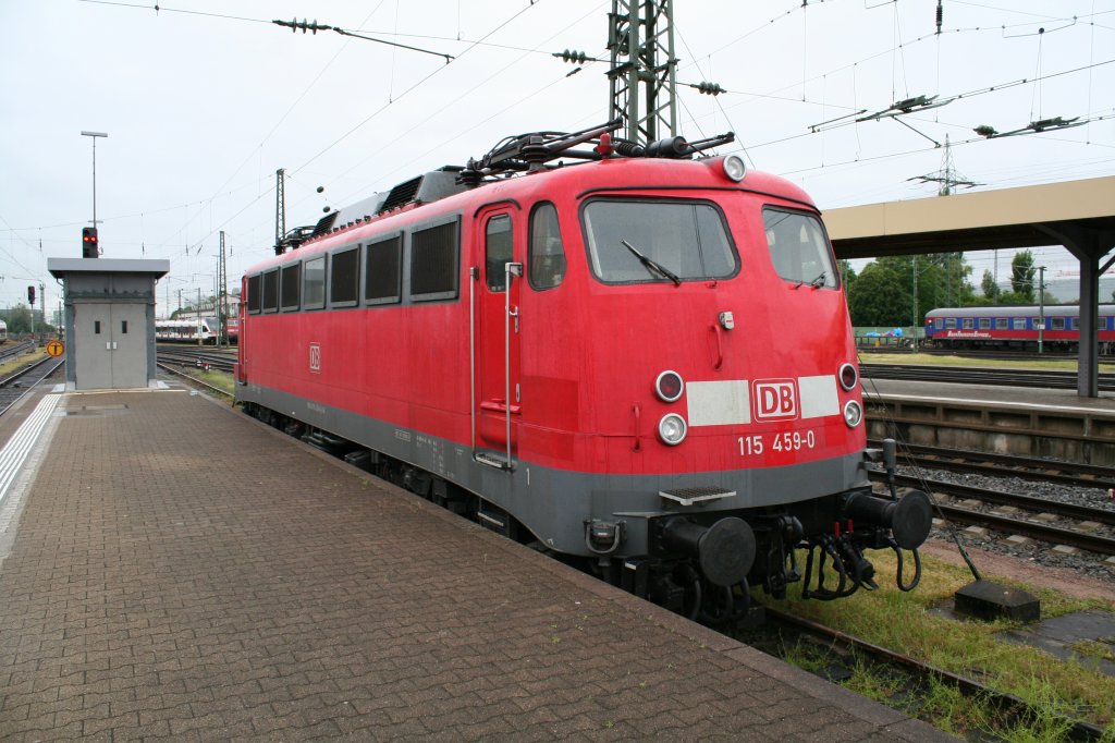 Die frisch revidierte 115 459-0 war ber eine Woche lang mit verdrehten Radreifen in Basel Bad. Bf abgestellt. (Bild vom 22.05.13)