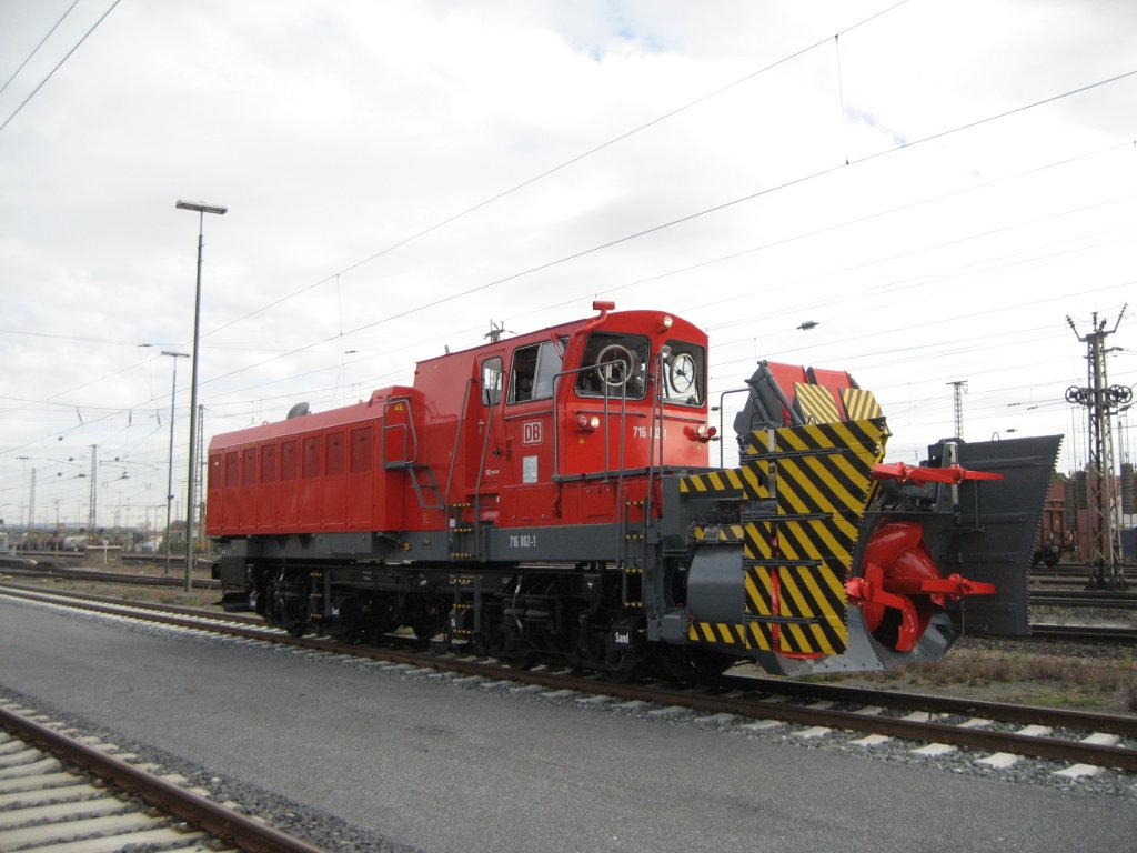 Die frisch revisionierte 716 002-1 bei der �berf�hrungsfahrt von Meiningen nach Fulda im Bahnhof Schweinfurt