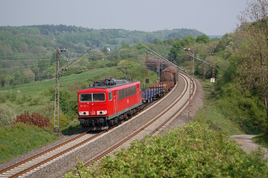 Die frischgewaschene 155 251-2 mit einem Gemischtwarenladen kurz hinter Altenebeken, 29.04.2011.