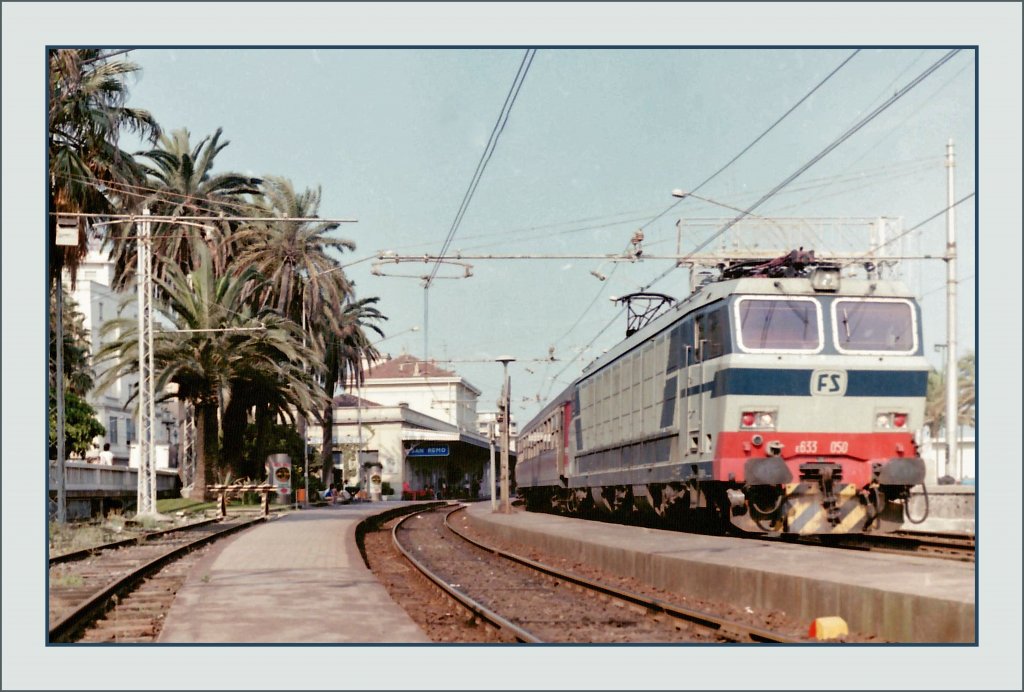 Die FS 633 050 mit einem Schnellzug nach Ventimiglia in San Remo im