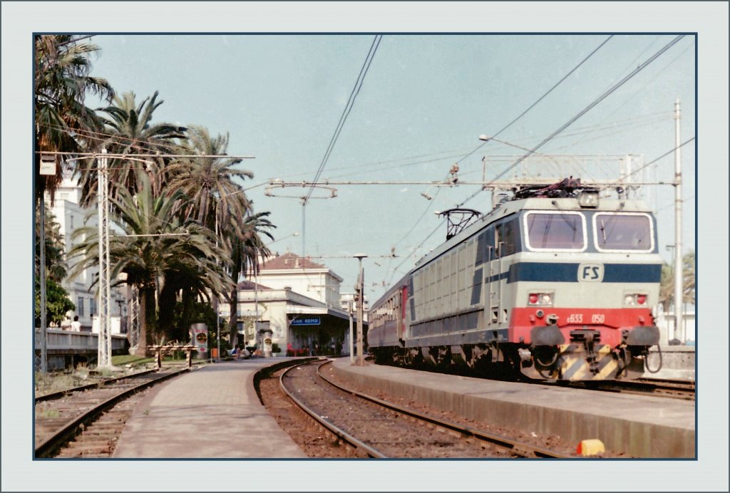 Die FS 633 050 mit einem Schnellzug nach Ventimiglia in San Remo im Juni 1985. 
(Gescanntes Negativ) 