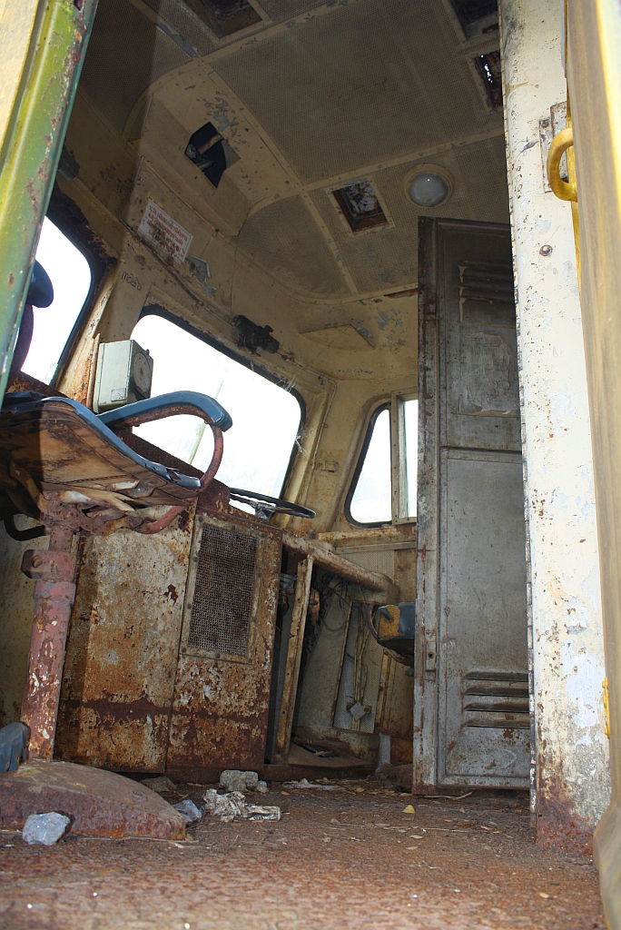 Die Führerstände der 3026 werden wahrscheinlich nicht mehr restauriert. Kantang Station am 25.Oktober 2010.

