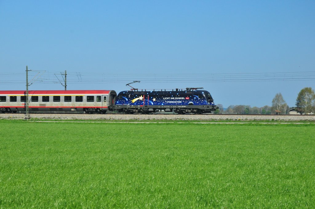 Die fr die Aktion  Licht ins Dunkel  werbende 1116.126 bei der Durchfahrt bei bersee am 25.04.13.