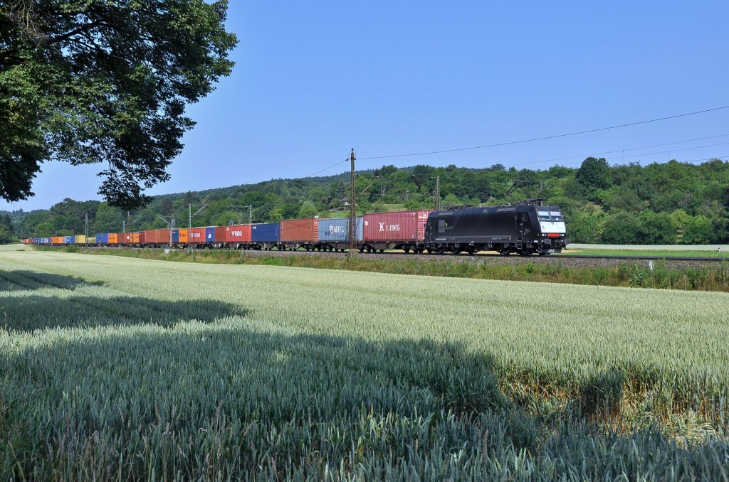 Die f�r BoxXpress fahrende 185 544 ist mit Containern auf der Filsbahn nach Beimerstetten unterwegs.Bild entstand bei Ebersbach(Fils)am 13.7.2013.