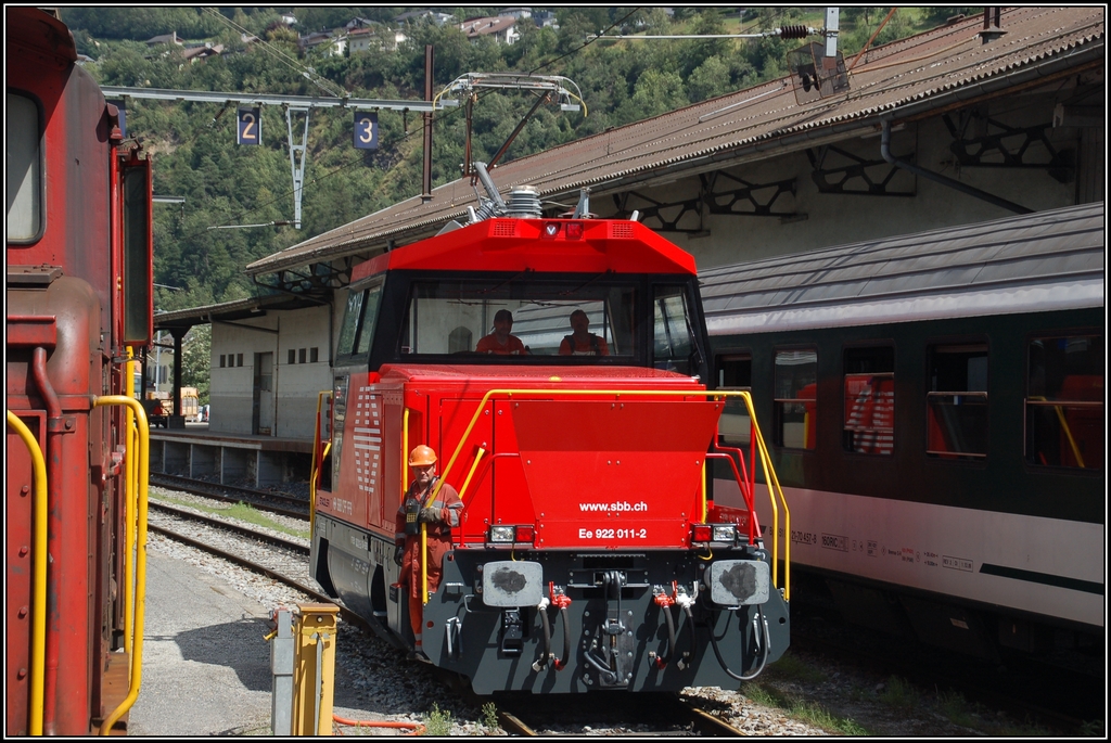 Die fr den Ersatz der alten (doch schnen...) Ee 3/3 durch Stadler neu gebaute Rangierlokomotive Ee 922 011-3 wurde am 29. Juli 2010 im Bahnhof Brig eingesetzt.