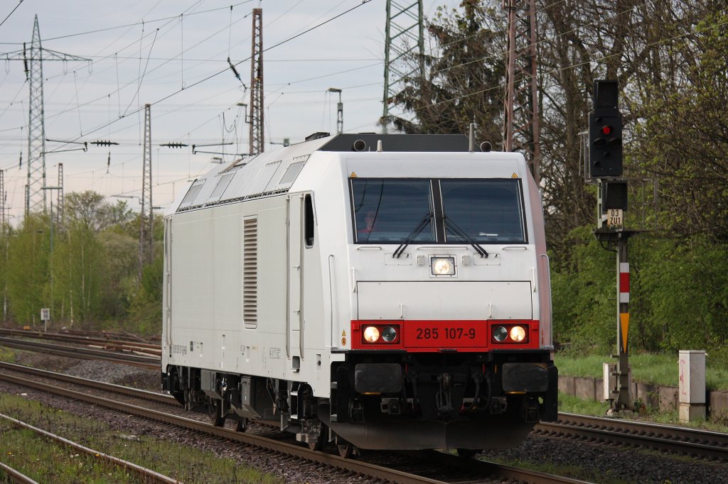 Die fr die HGK fahrende 285 107 am 27.4.12 als Lz bei der Durchfahrt durch Ratingen-Lintorf.