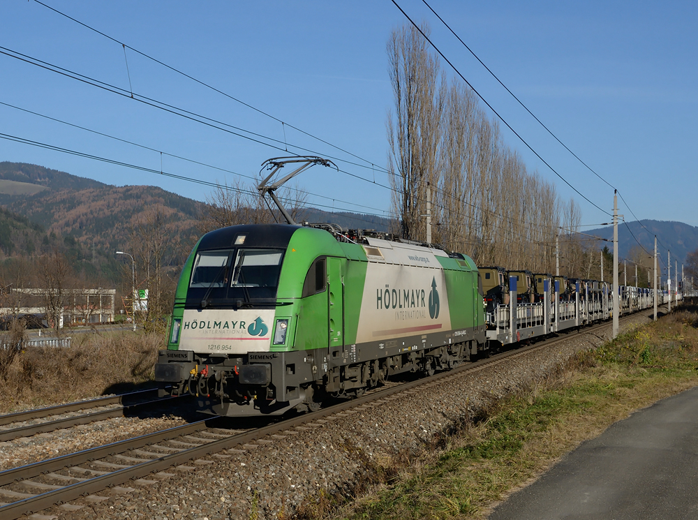 Die fr  Hdlmayr  webende WLC-Lok 1216 954 war am 25.11. mit dem 42988 (Mercedes G-Klasse) unterwegs, fotografiert in Waltenbach. 