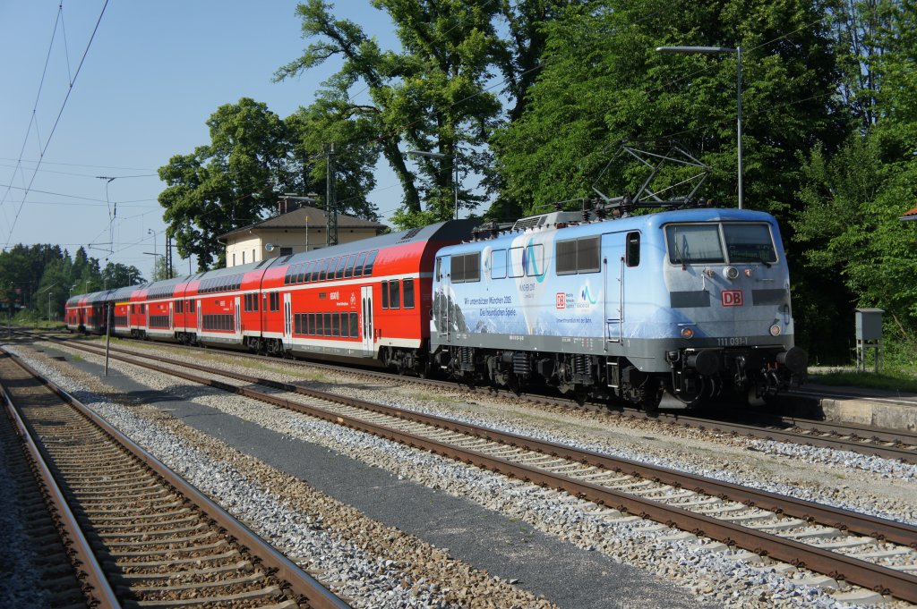 Die f�r die Kandidatur zu den olympischen Winterspielen 2018 in M�nchen werbende 111 031-1 vor einem RE im Bahnhof A�ling, 25.05.11.