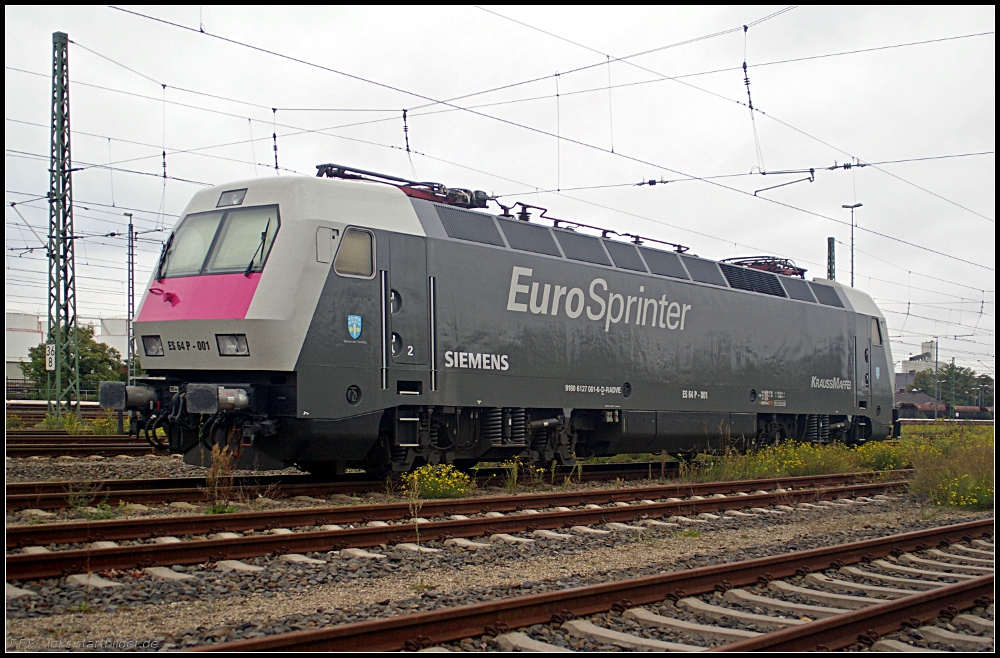 Die fr RailAdventure Mnchen eingesetzte ES 64 P-001 in Wartestellung, um die auf der InnoTrans 2010 ausgestellten Vectron-Loks abzuholen (NVR-Nummer: 91 80 6127 001-6-D-RADVE, gesehen Berlin-Moabit 28.09.2010, fotografiert von einem offen zugnglichen Lagergelnde neben den Gleisen)