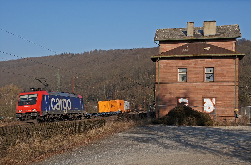 Die fr Rurtalbahn Cargo fahrende Re 482 039-5 legt sich am 06.02.12 mit einem Containerzug bei Wernfeld in die Kurve.