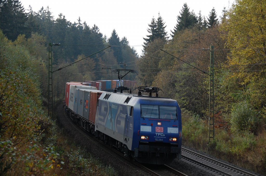 Die f�r TFG werbende 152 135-0 mit KT 41810 Salzburg-Gnigl - Maschen nahe des  Driburger Grundes  in Altenbeken, 01.11.2012.