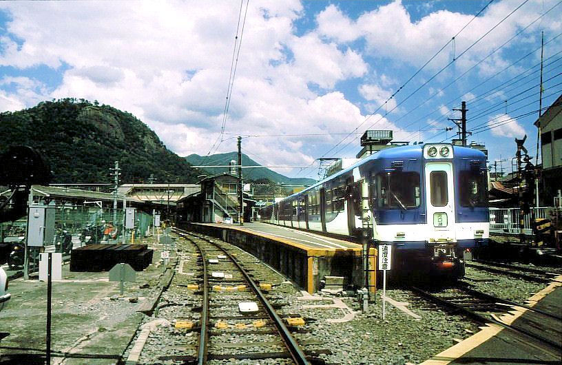 Die Fujiky-Bahn ( Schnellverbindung zum Berg Fuji ): Diese 26,6km lange Bahn zweigt von der JR-Ch-Linie in den Bergen oberhalb von Tokyo ab; sie wird auch vereinzelt von Tokyo S-Bahnzgen befahren. Unter einem bunten Bergsommerhimmel stehen zwei Zge Serie 1200 (hier Zge Nr.1204+1205); 9 solche 2-Wagenzge (ehemals Tokyo S-Bahn, Kei-Konzern, 1993 bernommen und von 1372mm-Spur auf 1067mm-Spur umgespurt, Baujahre 1963-1969; auf der Fujiky-Bahn 7 Zge mit Quersitzen versehen) sind vorhanden. tsuki, 27.Juli 1997.