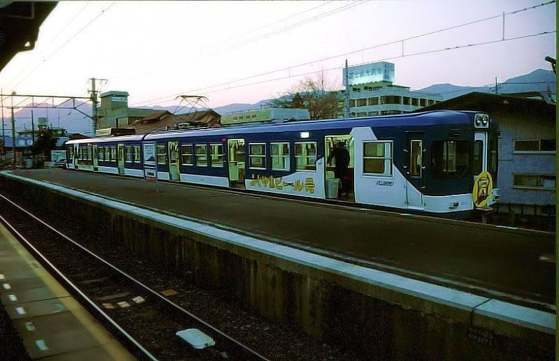 Die Fujikyû-Bahn: Nach Sonnenuntergang steht ein Zug der Serie 1000 mit Original-Längssitzen (Zug Nr.1001) am Ende der Bahnlinie in Kawaguchiko, 2. April 2002.