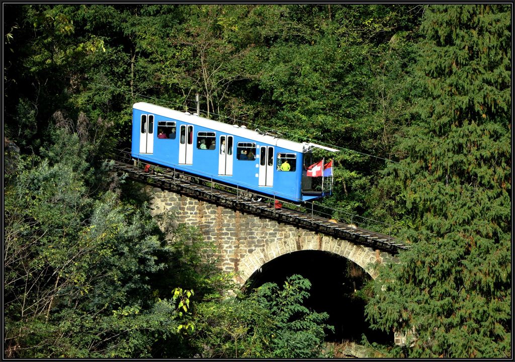 Die Funicolare Locarno Madonna del Sasso (FLMS) bei der Haltestelle Santuario.
(21.10.2012)