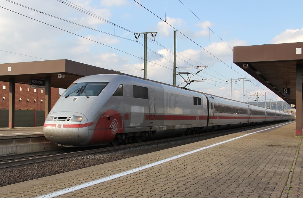 Die Fublle auf der Reise nach Sden.
401 567-3 erreicht auf der Fahrt von Hamburg nach Mnchen den Bahnhof Gttingen.
Aufgenommen am 19.08.2011 in Gttingen