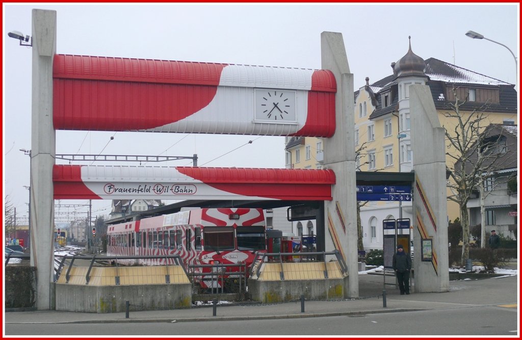 Die FW erregt Aufsehen auf dem Wiler Bahnhofplatz. (10.03.2010)