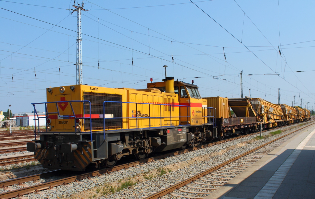 Die G 1206 BB von Strukton Rail (303 001  Carin ) mit einem MFS-Zug am 20.06.2013 im Bf Oranienburg.

NVR-Nummer:     92 84 2275 301-3
Hersteller: 	Vossloh 	
Fabriknummer: 	1001147 	
Baujahr: 	2002 	