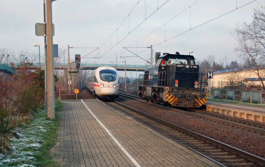 Die G 1206 der RBB begegnet in Petersroda am 28.11.10 dem ICE 1213 auf dem Weg nach Leipzig. 
