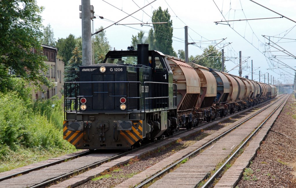 Die G 1206 und eine V 100 der RBB befrderten am 25.06.11 einen Gterzug durch Brehna nach Bitterfeld. Fotografiert vom Bahnsteig.