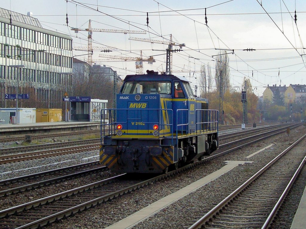 Die G 1206  V 2102 am 08.11.2008 bei der Durchfahrt am Heimeranplatz (Mnchen). 