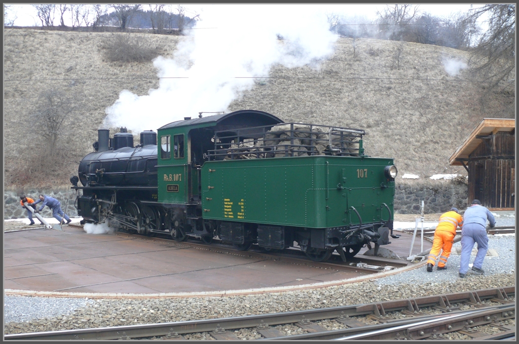 Die G 4/5 107  Albula  wird auf der Drehscheibe in Filisur gedreht.Gemeinsam gehts besser. (24.01.2011)