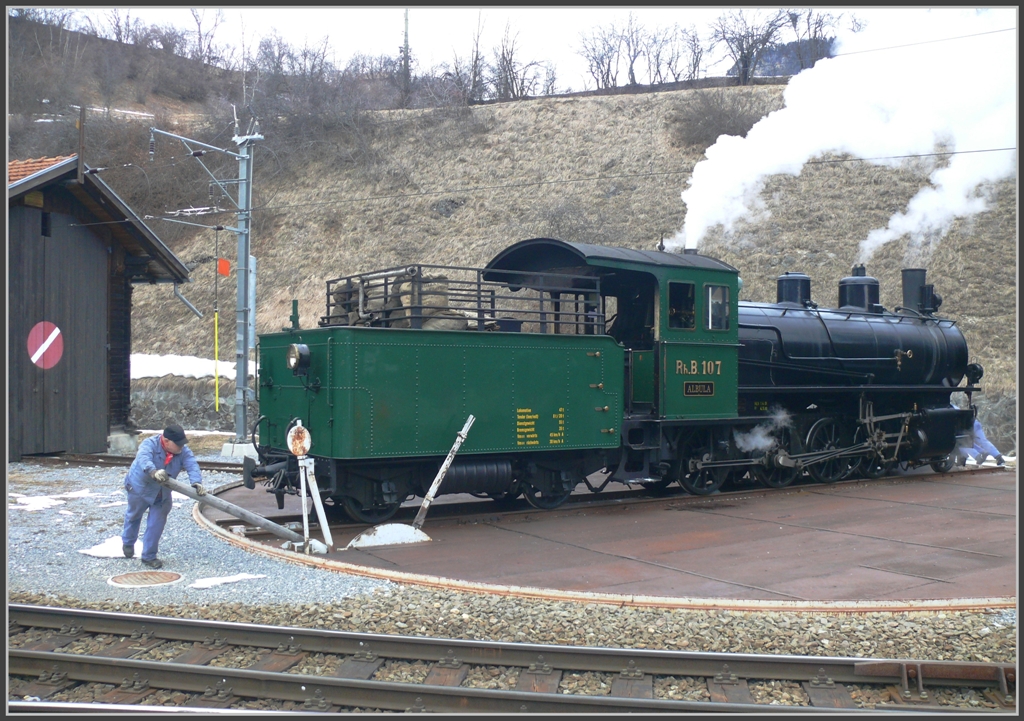 Die G 4/5 107  Albula  wird auf der Drehscheibe in Filisur gedreht. (24.01.2011)