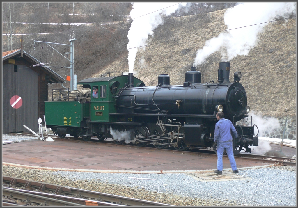 Die G 4/5 107  Albula  wird auf der Drehscheibe in Filisur plaziert. (24.01.2011)
