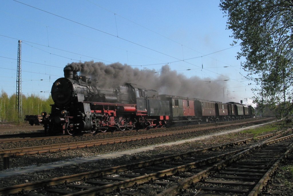 Die G12 (58 311) und die T18 (78 468) pendeln mit preuischen Personenwagen zum 175-jhrigen Jubilum der Eisenbahn in Deutschland am 17. April 2010 zwischen Bochum Hbf und dem Eisenbahnmuseum Bochum-Dahlhausen.