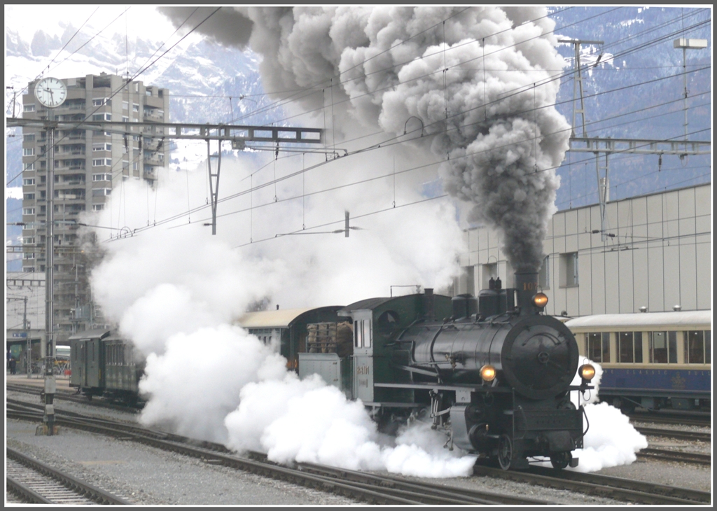 Die G4/5 107  Albula  sorgt bei diesen winterlichen Temperaturen fr eine eindrckliche Dampf- und Rauchentwicklung, hier bei der Abfahrt in Landquart. (24.01.2011)