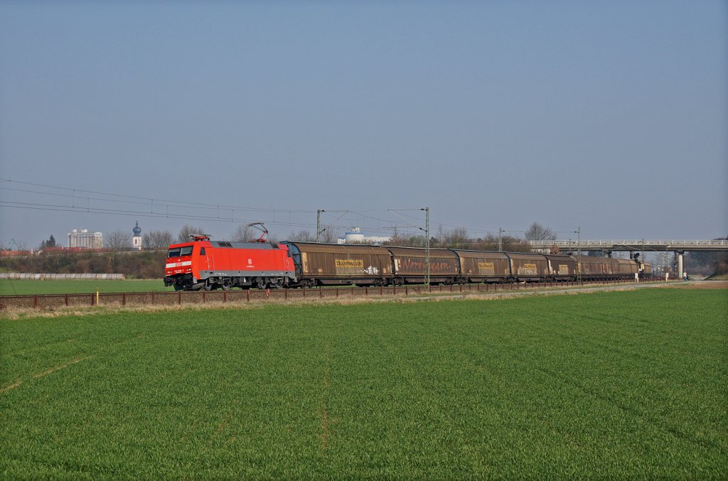 Die ganz frisch von der Hauptuntersuchung in den Plandienst zurckgekehrte 152 030-3 legt sich mit EZ 45035 Lbeck-Hafen - Chiasso bei Gernsheim in die Kurve. 24.03.12