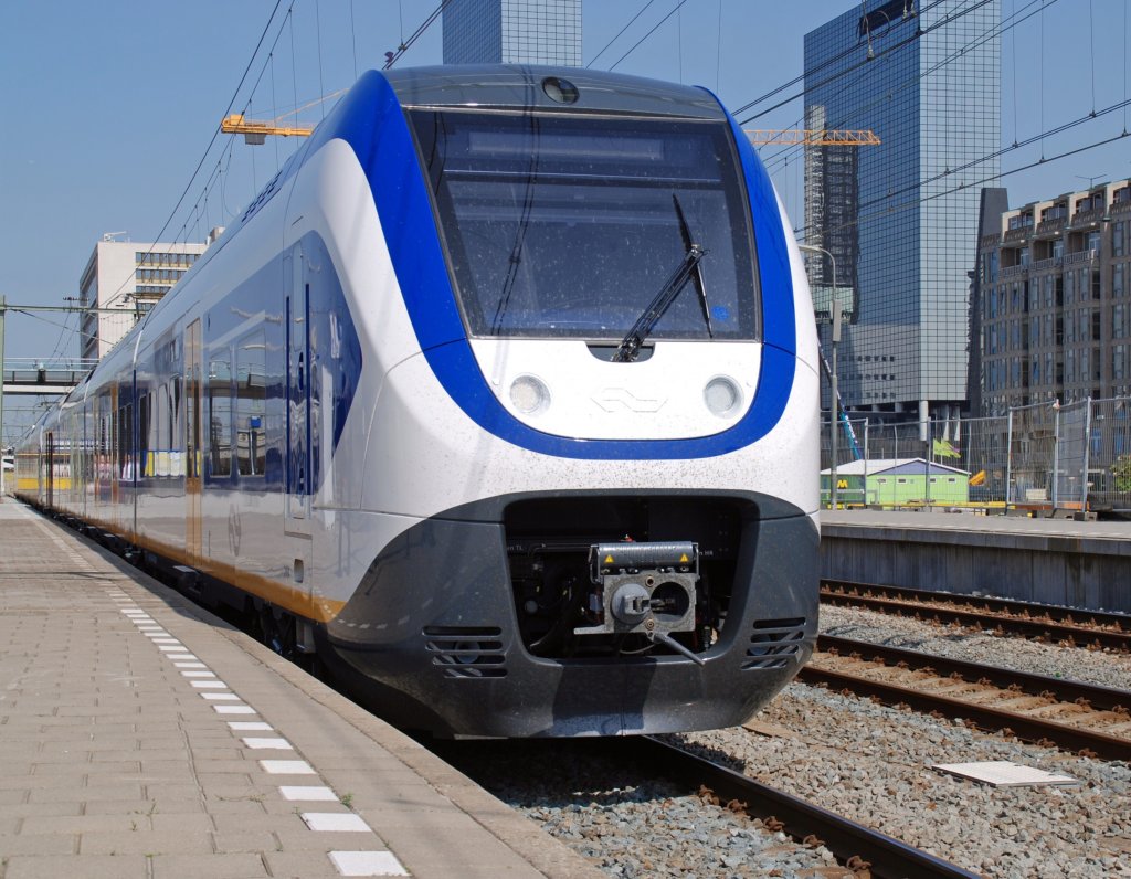 Die ganz neue BR 2400 (2405) mit Regionalzug von Rotterdam HBF nach Vlaardingen.
