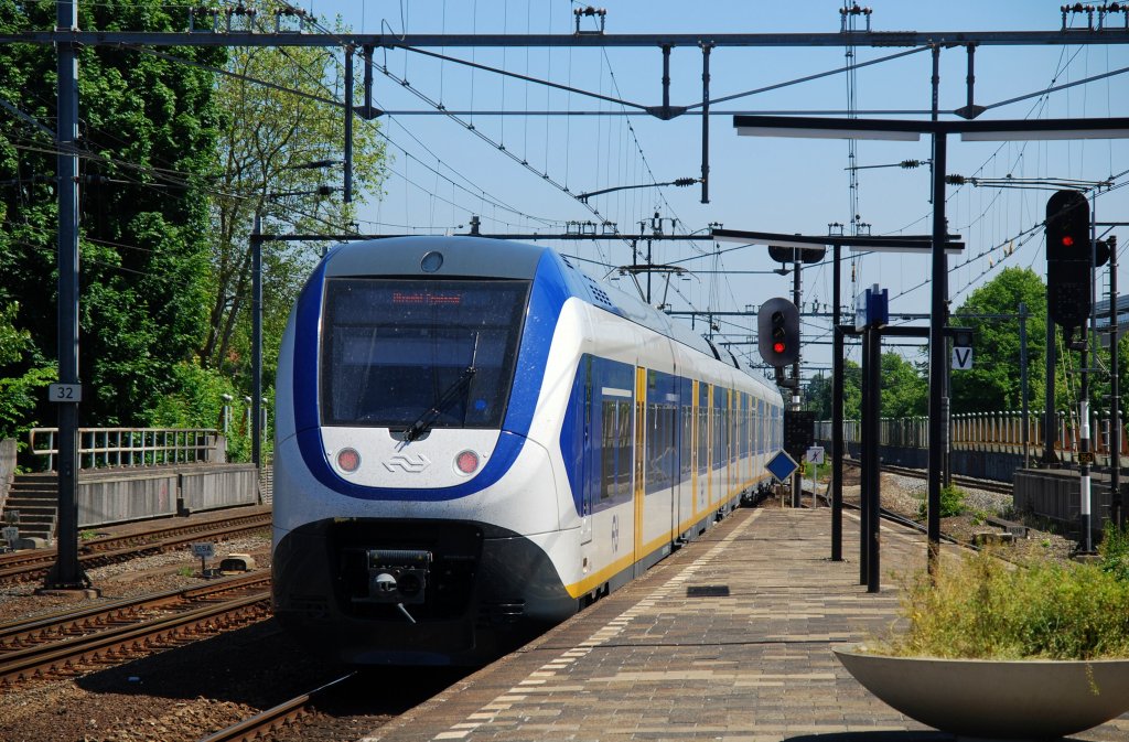 Die ganz neue ET 2600 mit Regionalzug von Den Haag CS - Gouda Goverwelle beim ausfahrt von Bhf Gouda am 03. Juni 2010.