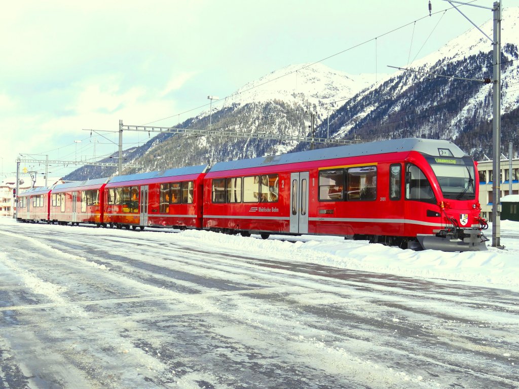 Die ganz neue Triebwagen ABe 4/16 3101 mit en  Klimamesszug  im Bf. Samedan - 04/02/2013