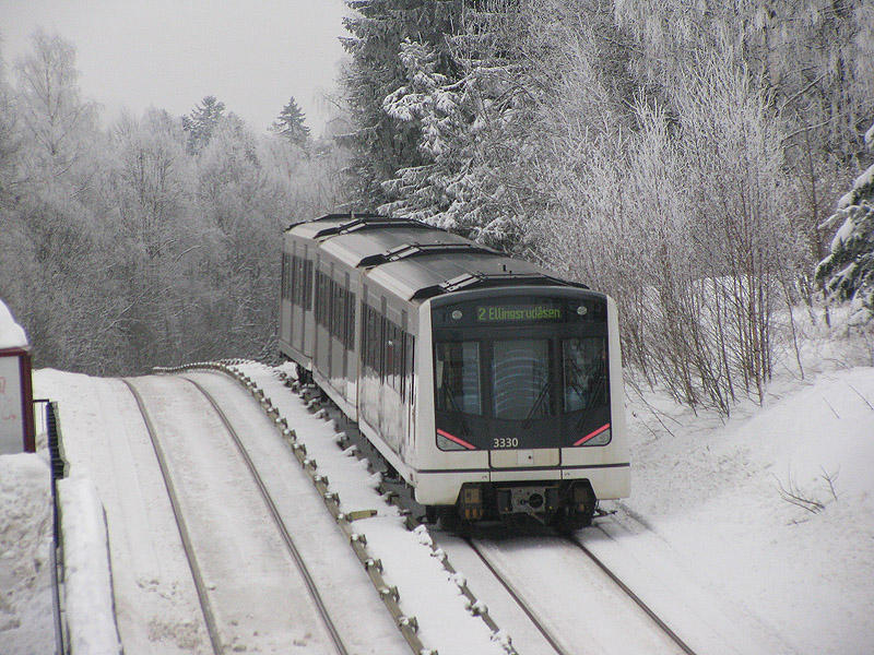 Die Garnitur 3030 (3130-3230-3330) als ein Zug der linie 2 am 4.03.2011 (Hovseter T). 
Whrend der Schi-Weltmeisterschaft hatten die Linien 2 und 6 mehrere Kurzzge. 