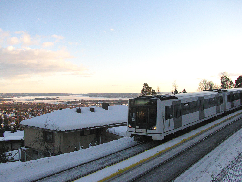 Die Garnitur 3061 (3361-3261-3161) als ein Zug der Sonderlinie 5  HolmenkollenExpress  whrend der Schi-Weltmeisterschaft zwischen T Besserud und T Midstuen am 5.03.2011