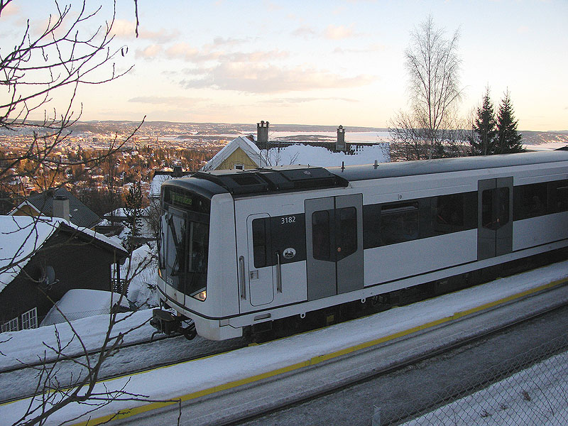 Die Garnitur 3082 (3182-3282-3382) als ein Zug der 1 whrend der Schi-Weltmeisterschaft zwischen T Besserud und T Midstuen am 5.03.2011