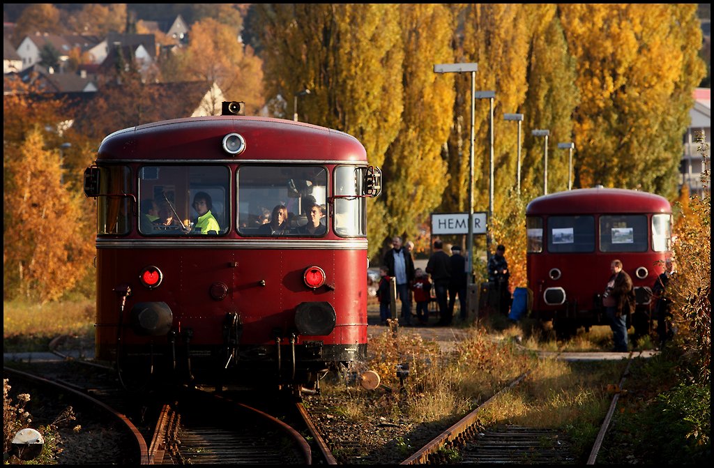 Die Garnitur erreicht Hemer auf Gleis 2. Bahnbergang Hemer. (31.10.2010)
