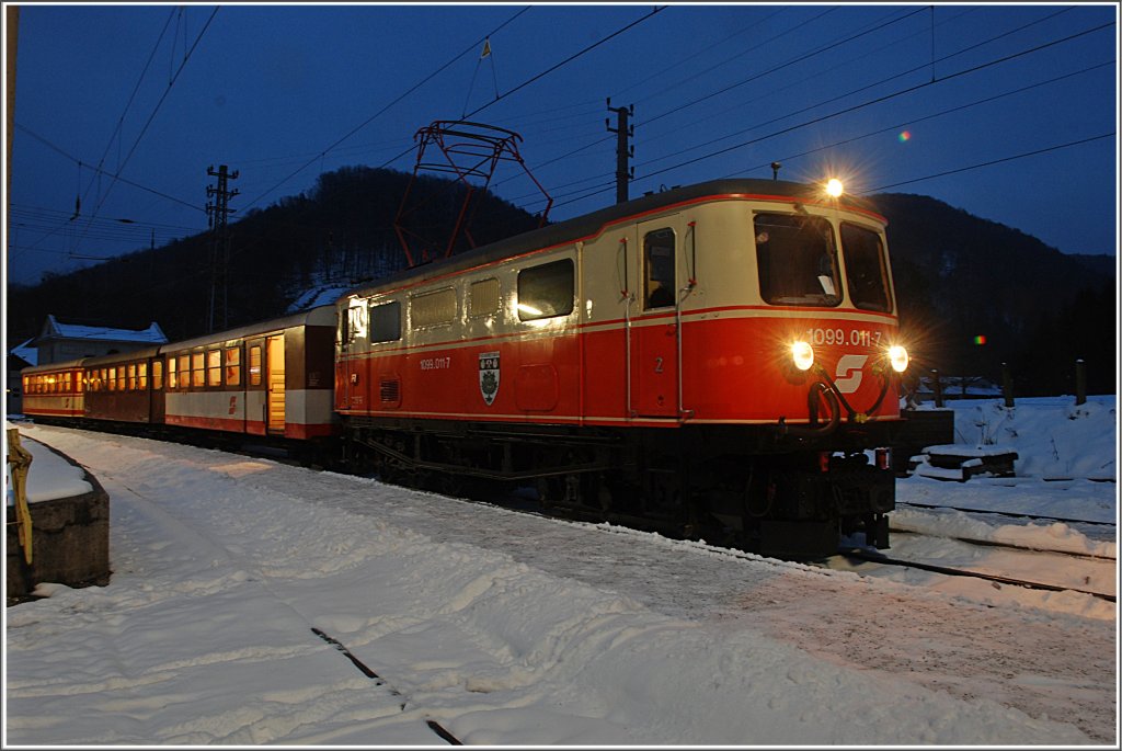 Die Garnitur vom R 6837 wurde bis zum 30.11.2010 noch immer nicht gewechselt. Trotzdem fotografierte ich die 1099 011 mit diesem Zug und zwar im Bhf. Kirchberg.