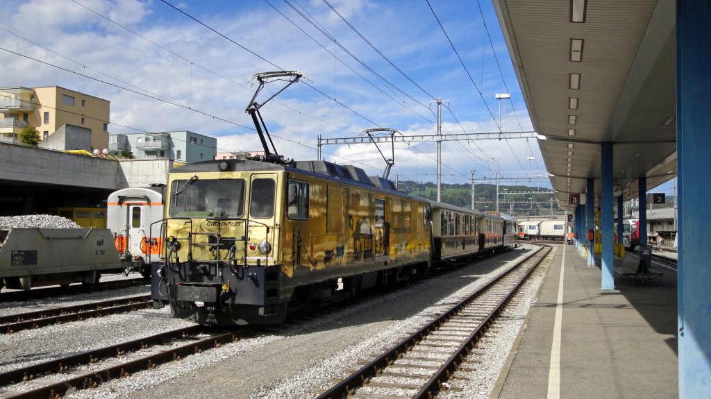 Die GDe 4/4 6003 der MOB steht am 04.10.2010 mit einem 3-teiligen Pendelzug abgestellt in Bulle.