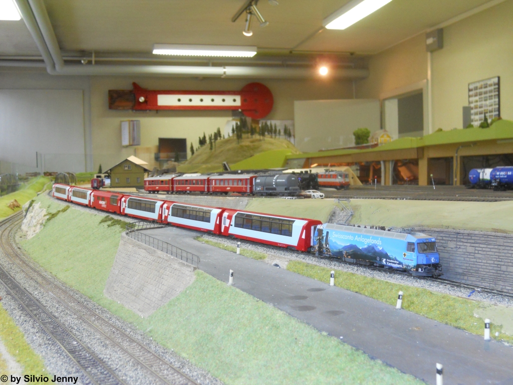 Die Ge 4/4''' 647 ''GKB'' (Bemo 1259 127) zieht meinen Glacier-Express im Massstab 1:87 ber die Vereinsanlage der Winterthurer Eisenbahn Amateure.