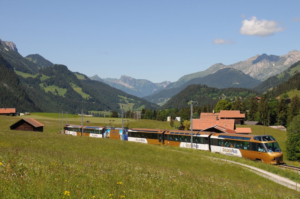 Die Ge 4/4 8004 verlsst Gruben am 13. Juni 2009 mit dem D 3118 GOLDENPASS PANORAMIC Montreux - Lenk.