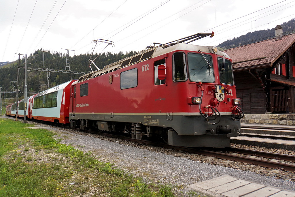 Die Ge 4/4 II 612  Thusis  zieht den Glacier-Express Richtung Ilanz. Schade, dass diesmal keine schne Werbelok den berhmten Zug zieht. Bhf. Rueun am 8.5.2012.