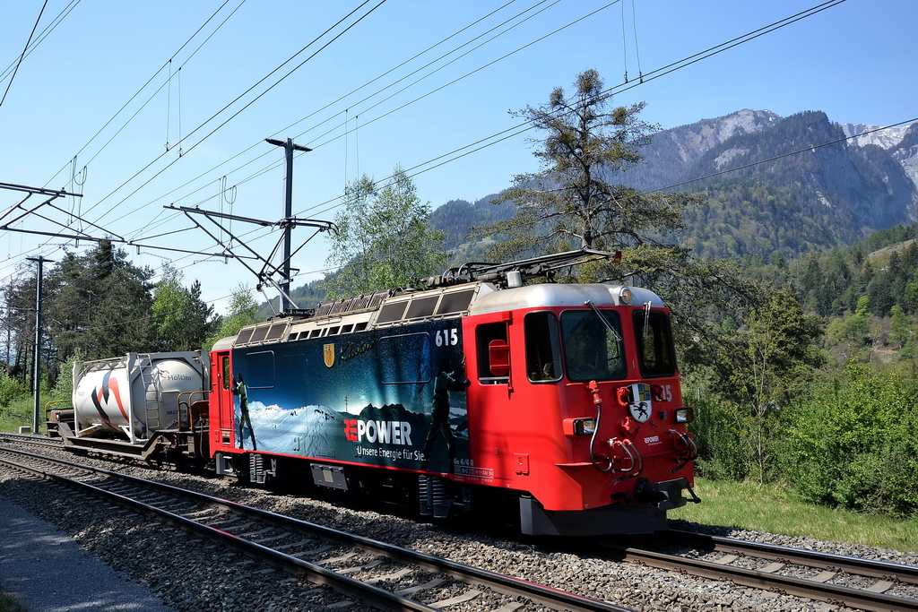 Die Ge 4/4 II 615  Klosters  hat sicher keine Mhe den einen Gterwagen zu ziehen. Bei Reichenau am 21.4.2011