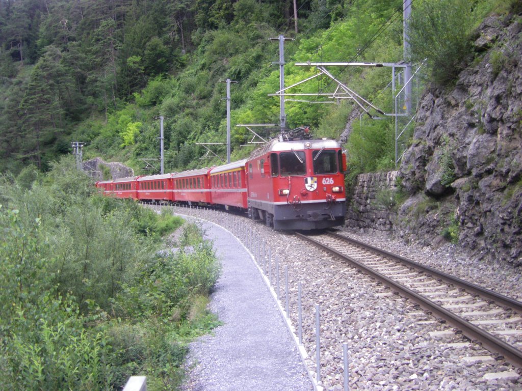 Die Ge 4/4 II 626  Malans  hat soeben den Dabi-Tunnel in Richtung Reichenau-Tamins verlassen. (21.07.2011)