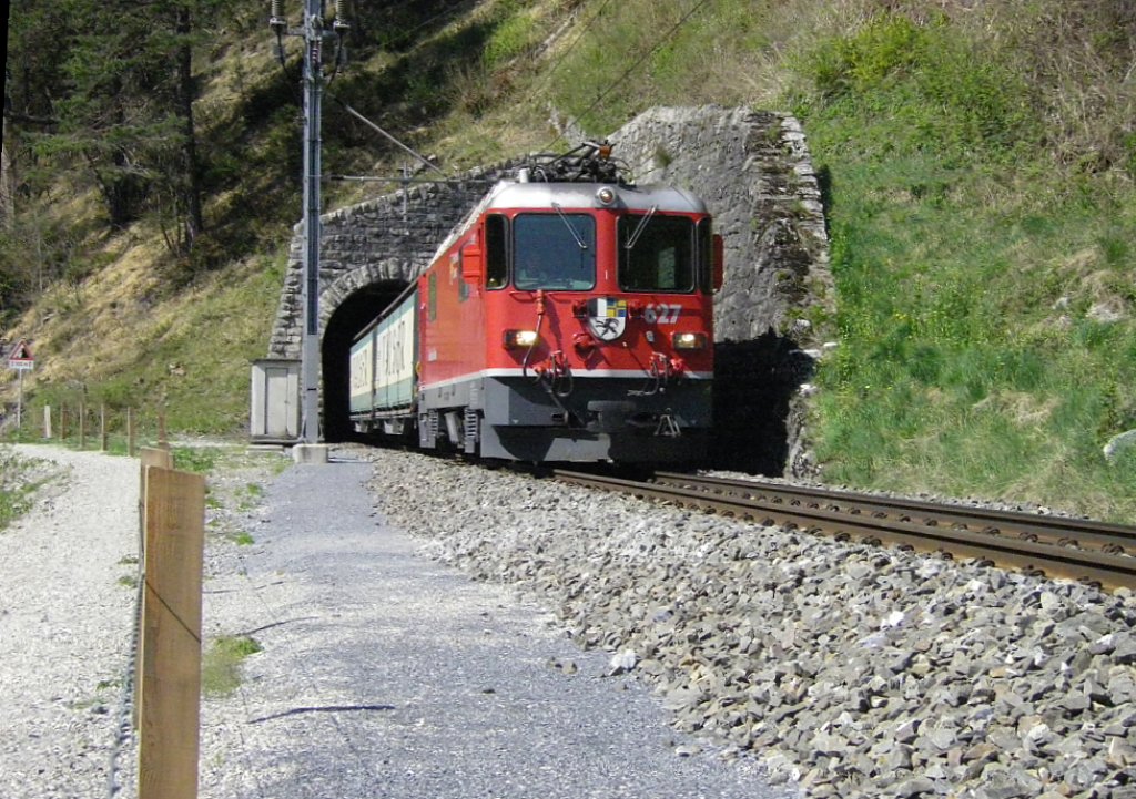 Die Ge 4/4 II 627 mit dem Valserwasser-Zug beim Dabi-Tunnel (18. April 2011)