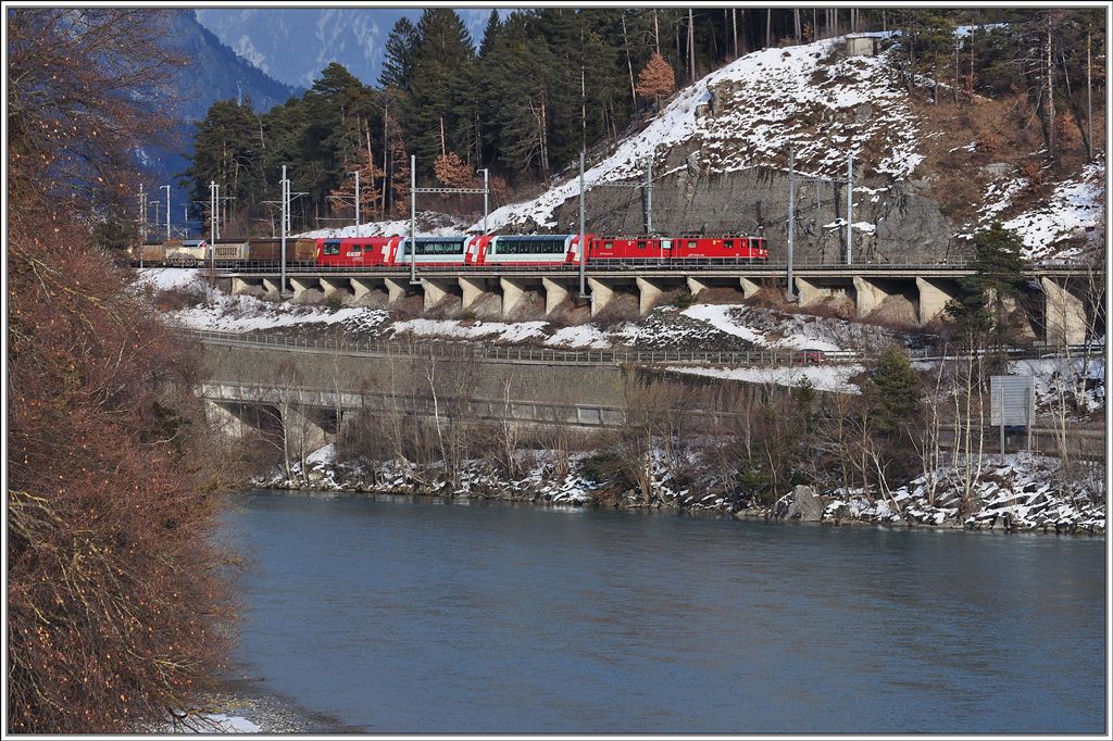 Die Ge 4/4 II 628  S-chanf  und 632  Zizers  ziehen den RE1153 mit den zustzlichen Wagen des GlacierExpress 910 bei Reichenau-Tamins Richtung St.Moritz. (158.02.2013)