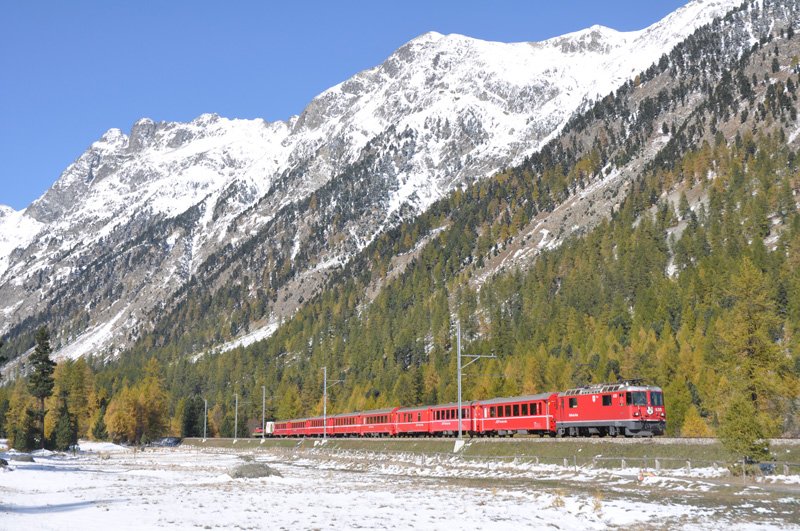 Die Ge 4/4 II 630  Trun  verlsst das Val Bever am 15.10.09 mit dem RE 1133 Chur - St. Moritz.