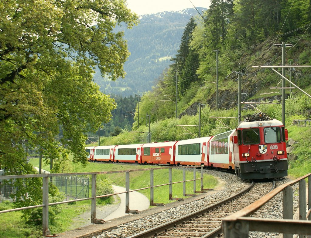 Die Ge 4/4 II N° 628 wird mit dem Glacier Express 903 St. Moritz - Zermatt in Kürze den Vorderrhein überqueren. 
10. Mai 2010
(Hinweis: Das Bild entstand auf dem Fußgängerübergang der Vorderrheinbrücke.)
